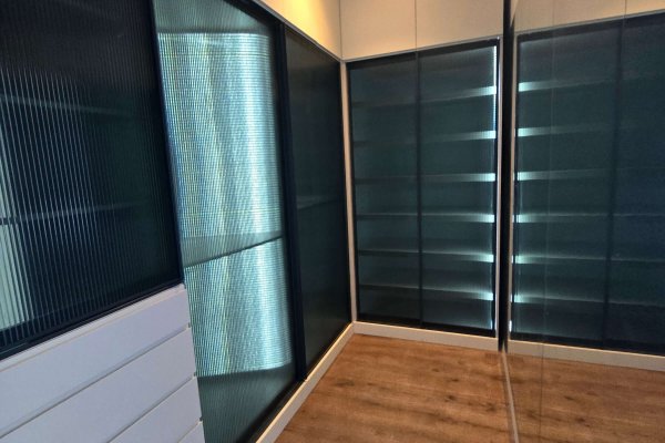 Nervür Camlı Giyinme Odası